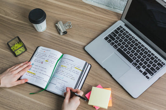 כתיבה במחברת עם מחשב ברקע - מילון מונחים בעברית